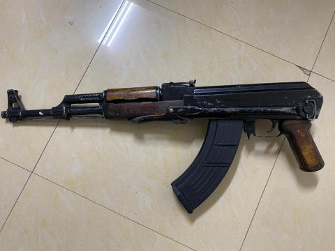 الشرطة والأجهزة الأمنية تحبط محاولة خطف وإطلاق نار وتضبط سلاحاً نارياً في الخليل
