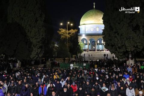 صلاتا العشاء والتراويح في رحاب المسجد الأقصى المبارك
