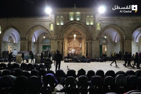 مصلّون يعمرون المسجد الأقصى ويؤدّون صلاة التراويح في رحابه.jpg