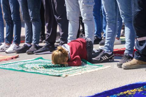 مواطنون يؤدون صلاة الجمعة من خيمة حي البستان في بلدة سلون تضامنا مع الاهالي المهددة بيوتهم بالهدم.jpg