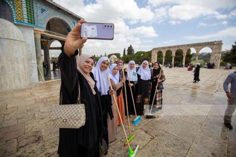 مقدسيون يقومون بحملة تنظيف للمسجد الاقصى تمهيدا لشهر رمضان المبارك.jpg
