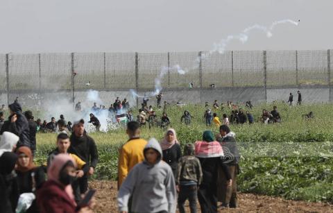 الاحتلال يقمع مسيرة خرجت بمناسبة يوم الأرض على الحدود الشمالية لقطاع غزة