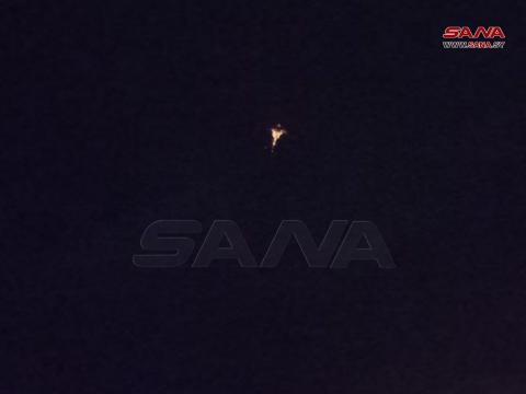 "سانا" : وسائط الدفاع الجوي تصدت لأهداف في أجواء دمشق