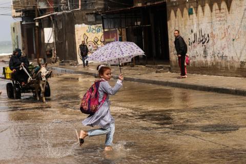 أجواء المنخفض الجوي في قطاع غزة .. تصوير (الفرنسية).jpg
