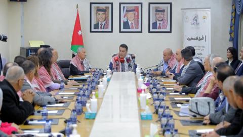 رئيس وأعضاء من مجلس النواب خلال لقاء أعضاء حملة لأجل فلسطين.jpeg