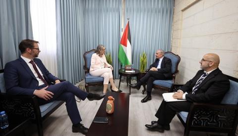 اشتية يبحث مع نائبة مدير التعاون الدولي في الخارجية الهولندية آخر المستجدات وتعزيز التعاون.jpg