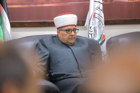 خلال زيارة مقر الوزارة بغزة...وزير الأوقاف البكري يدعو إلى "الوحدة  ورص الصفوف"