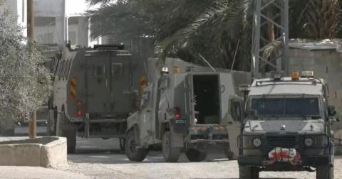 6 إصابات بالرصاص واعتقال والد شهيد خلال اقتحام مخيم عقبة جبر