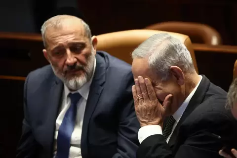 نتنياهو يحاول كسب الوقت لكنه لا يزال بين مطرقة الحلفاء وسندان المعارضة