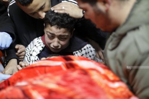 أطفال الشهيد محمد أبو كافية يلقون عليه نظرة الوداع الأخيرة 3.jpg