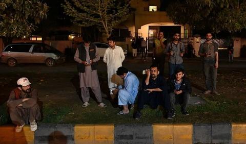تجمُّع أشخاص خارج مركز تجاري في أعقاب الزلزال (Getty Images).jpg