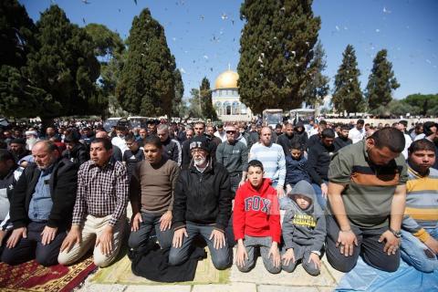 مواطنون يؤدون صلاة الجمعة في رحاب المسجد الاقصى.jpg