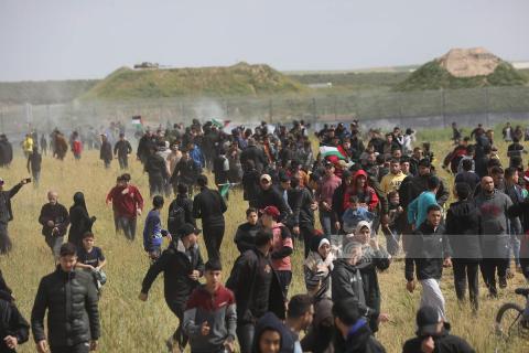 الاحتلال يقمع مسيرة خرجت بمناسبة يوم الأرض على الحدود الشمالية لقطاع غزة 3.jpg