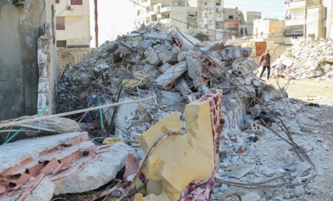 الأضرار التي لحقت بمنازل لاجئي فلسطين في مخيم اللاذقية نتيجة للزلزال التركي السوري. الحقوق محفوظة للأونروا، 2023.png