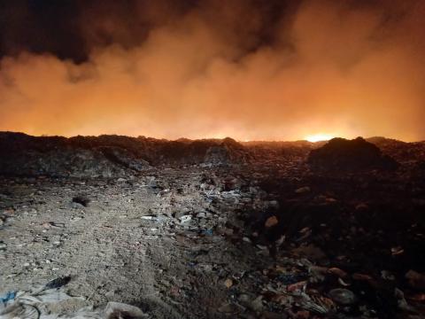 بلدية غزة تصدر بيان عاجل حول حادثة اشتعال النيران بمكب النفايات في جحر الديك