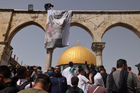 قوات الاحتلال تقتحم الأقصى لإزالة الرايات الفلسطينية وإصابات خلال مواجهات بالضفة