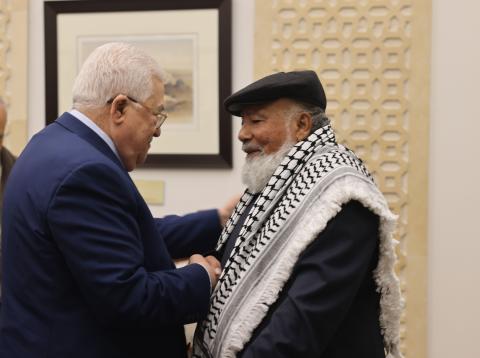 الرئيس محمود عباس، يستقبل شيخ الأسرى اللواء فؤاد الشوبكي، بحضور عدد من القيادات الفلسطينية.(عدسة - جاغوب الجاغوب) 3.jpg