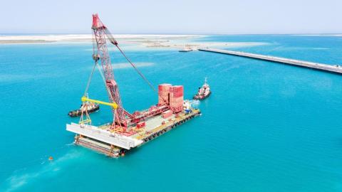 في الصورة الملتقطة يوم 8 يونيو 2022، مشهد موقع العمل لمشروع بنية تحتية في البحر الأحمر لشركة SEPCOIII.(شينخوا).jpg