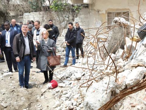 فيليب لازاريني خلال زيارته لمخيم اللاذقية للاجئي فلسطين في آذار / مارس 2023 في أعقاب الزلزال المدمر في سوريا. الحقوق محفوظة للأونروا، 2023