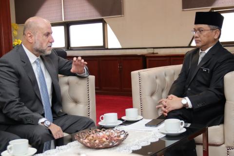 الهباش يبحث مع وزير الشؤون الدينية الماليزي تشجيع زيارة القدس ودعم صمود أهلها.jpg