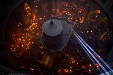 النور المقدس يفيض من كنيسة القيامة في القدس (تصوير - ا ف ب).jpg