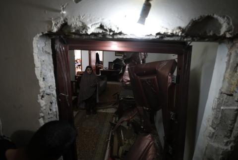 مواطنون يتفقدون الدمار الذي خلفه الاحتلال عقب اقتحامه لعمارة سكنية في نابلس صباح اليوم.jpg