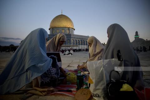 مواطنون يتناولون وجبة الإفطار في باحات المسجد الأقصى.jpg