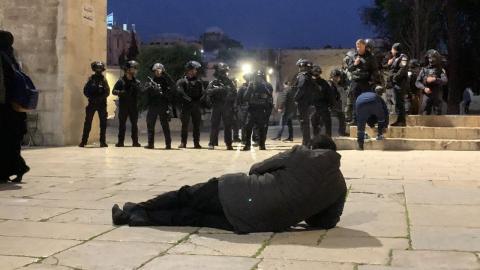 أحد المصلين يتكئ على بلاط المسجد الأقصى المبارك خلال التصدي لاقتحام قوات الاحتلال المسجد بعد فجر اليوم.jpg