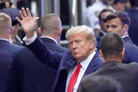 ترامب لدى وصوله إلى محكمة مانهاتن (رويترز).jpg