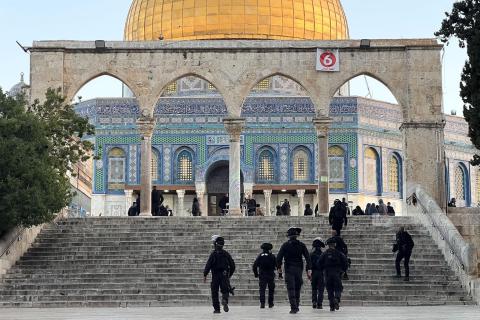 القدس - الاحتلال يقتحم الأقصى ويجبر المصلين على مغادرته تمهيدا لاقتحام المستوطنين (عدسة - AFP) 76.jpg