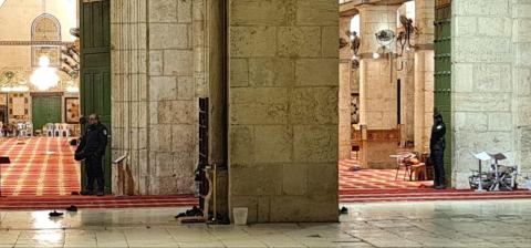 انتشار قوات الاحتلال داخل المسجد الأقصى بعد طرد المعتكفين منه بالقوة. 1.jpg