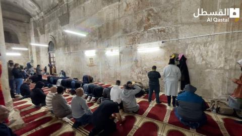 قطع أذان العشاء بالمسجد الأقصى وعشرات يؤدون الصلاة في باب الرحمة