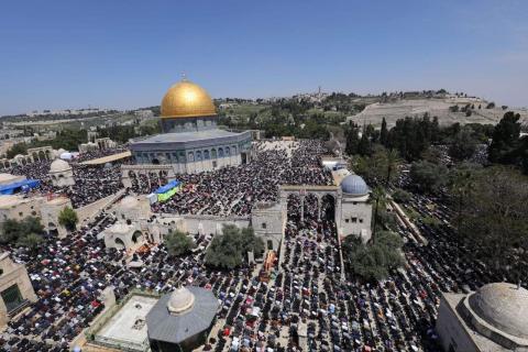 ربع مليون مصلٍ أدوا صلاة الجمعة في المسجد الأقصى المبارك.jpg