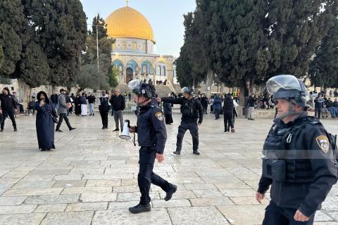 القدس - الاحتلال يقتحم الأقصى ويجبر المصلين على مغادرته تمهيدا لاقتحام المستوطنين (عدسة - AFP)