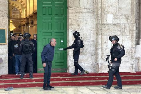 القدس - الاحتلال يقتحم الأقصى ويجبر المصلين على مغادرته تمهيدا لاقتحام المستوطنين (عدسة - AFP) 22(1).jpg