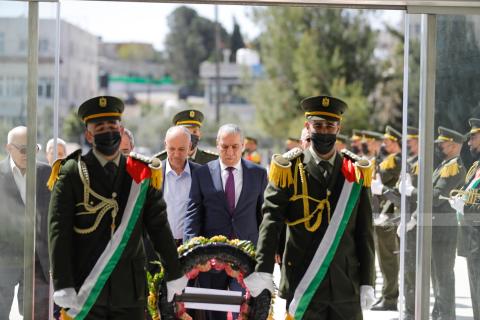 أمين سر اللجنة التنفيذية لمنظمة التحرير الفلسطينية حسين الشيخ وعدد من أعضاء التنفيذية يضعون إكليلا من الزهور على ضريح الشهيد ياسر عرفات.jpg