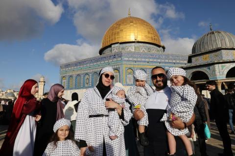 أجواء عيد الفطر في الأراضي الفلسطينية .. تصوير (الفرنسية) 3.jpg