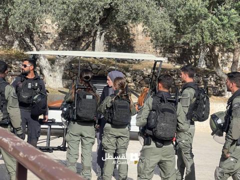 قوات الاحتلال تمنع دخول الأهالي إلى مصلى باب الرحمة بالمسجد الأقصى المبارك.jpg