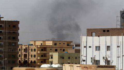 دخان يتصاعد فوق مبان في الخرطوم. 15 نيسان 2023. (أ ف ب).jpeg