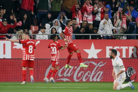 لاعبو جيرونا يحتفلون بالهدف الرابع في شباك ريال مدريد (تصوير -  أ ف ب).jpg