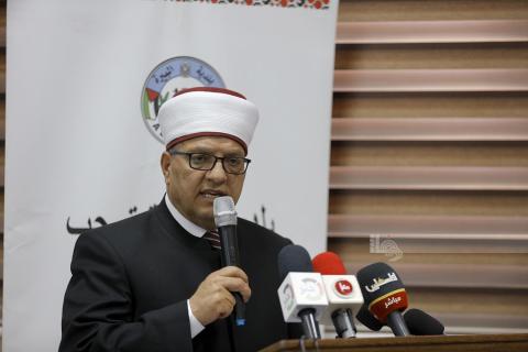 وزير الأوقاف والشؤون الدينية حاتم البكري في مؤتمر صحفي للاعلان عن قرعة الحاج لهذا العام.jpg