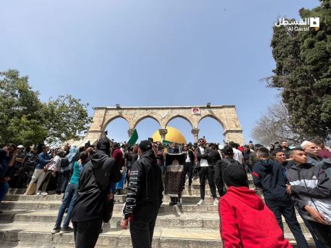 صور من الوقفة في المسجد الأقصى قبل قليل 1.jpg