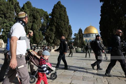 عشرات المستوطنين يقتحمون باحات الأقصى بعد إجبار المصلين على مغادرته( عدسة - AFP).jpg