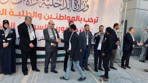 وصول المواطنين والطلاب الفلسطينيين العائدين من دولة السودان عبر معبر رفح 32.jpg