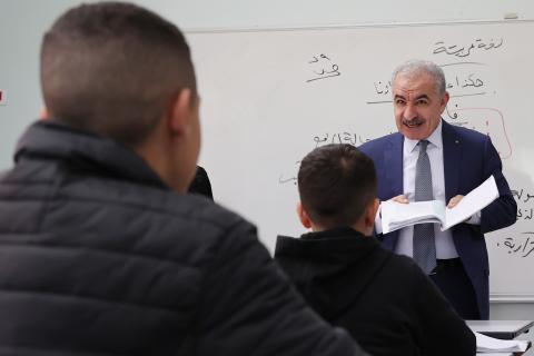 بالصور اشتية: انتظام الدوام في كافة مدارس الضفة وعددها 1910