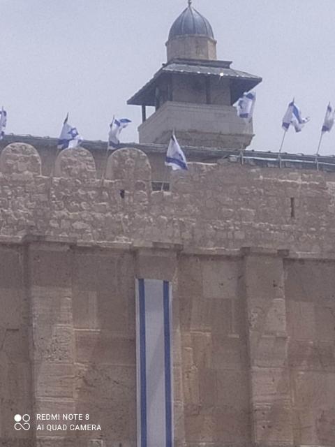 "الخارجية" و"الأوقاف" تدينان رفع العلم الإسرائيلي على سطح وجدران الحرم الابراهيمي