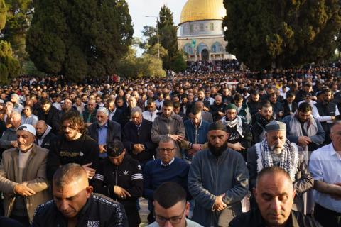 آلاف المصلين يؤدون صلاة العيد في المسجد الأقصى المبارك 14.jpg