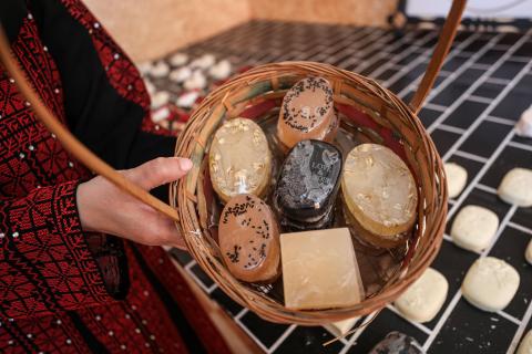 الزوجان سلامة وآلاء بدوان يفتتحان مشروعا لإنتاج الصابون الطبيعي من نبتة صبار "الألوفيرا" التي تنتشر داخل قوارير بلاستيكية على سطح منزلهم في مدينة دير البلح وسط قطاع غزة
