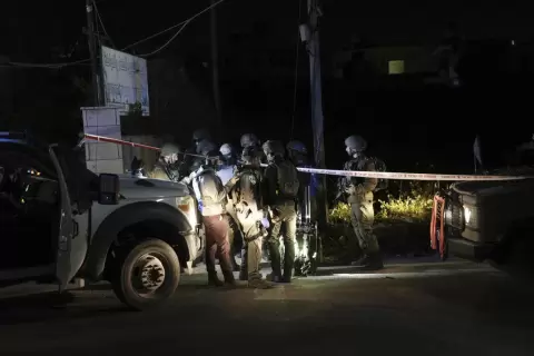 رئيس "الشاباك" يدعو للاستمرار في حالة اليقظة والجيش الإسرائيلي يعزز قواته بخط التماس