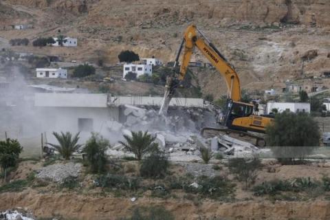 قوات الاحتلال الإسرائيلي تهدم منزل المواطن منزل المواطن عطا داود طريفات، في قرية النويعمة شمال مدينة أريحا.jpg